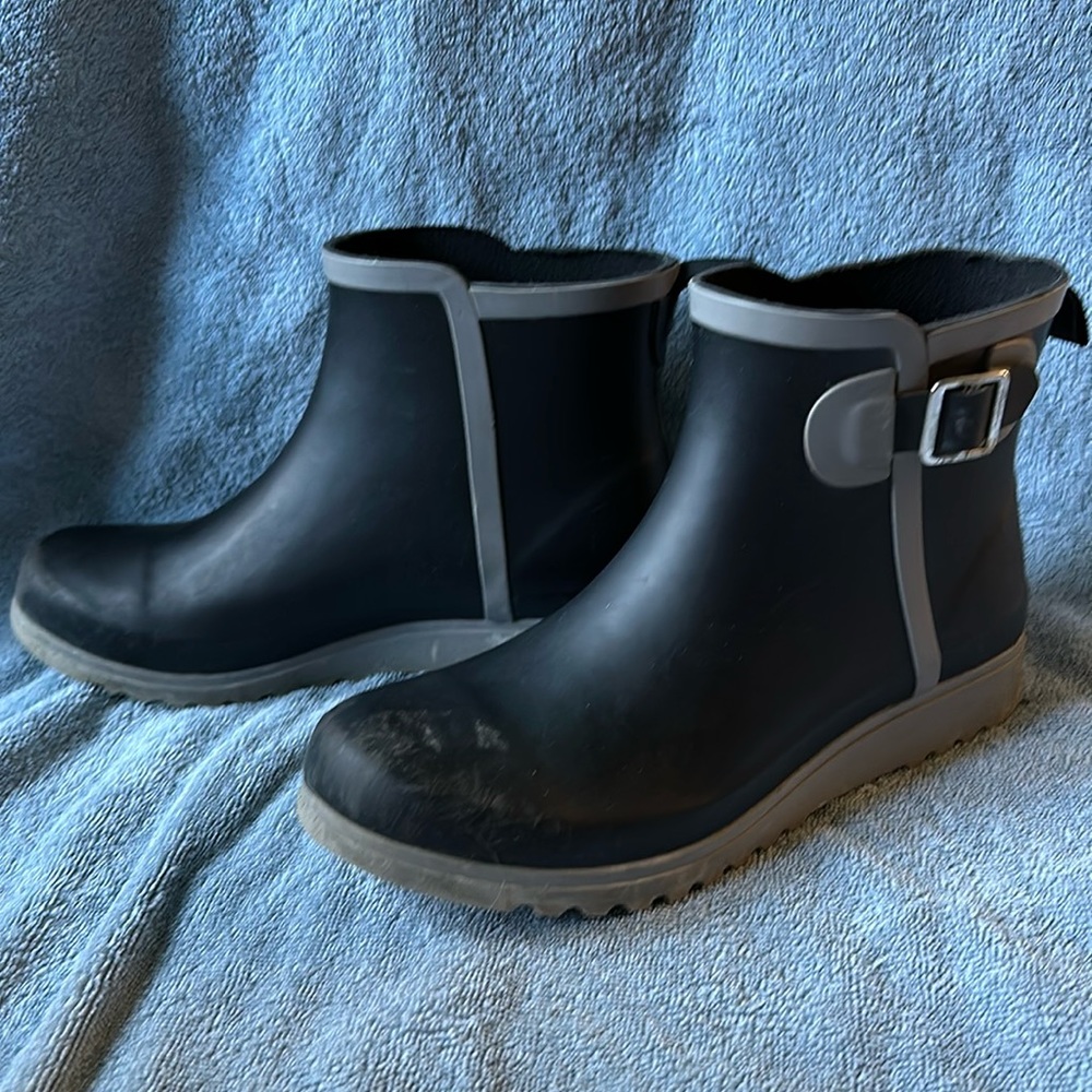 chooka Black and Gray Short Rain Ankle Boots with Buckle